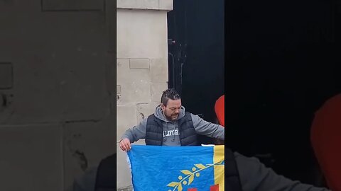 Ukraine 🇺🇦 flag held up #thekingsguard