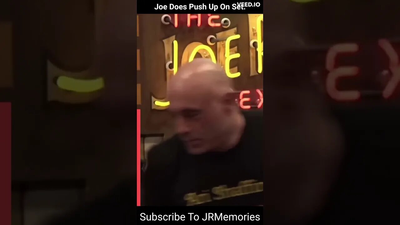 Joe Rogan Gets on the floor and does Pushup's 🤣