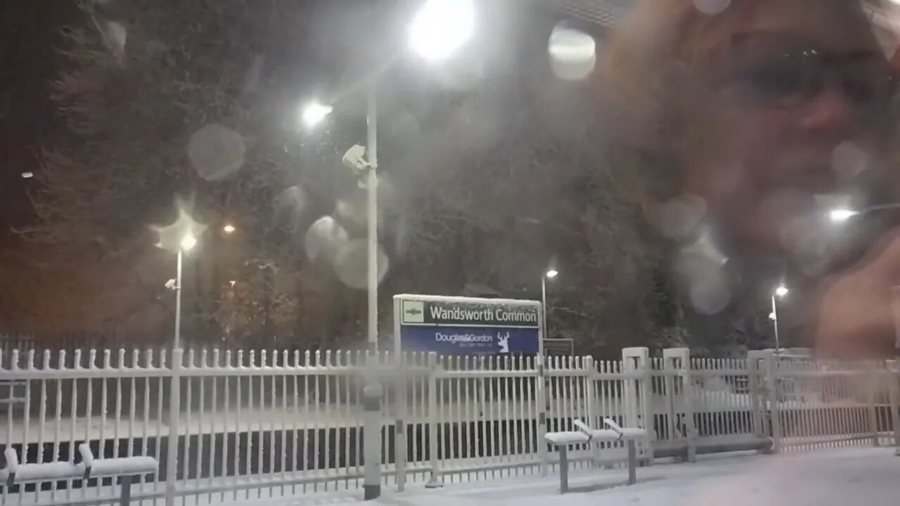 Snow in London, Wandsworth Common station 20221211