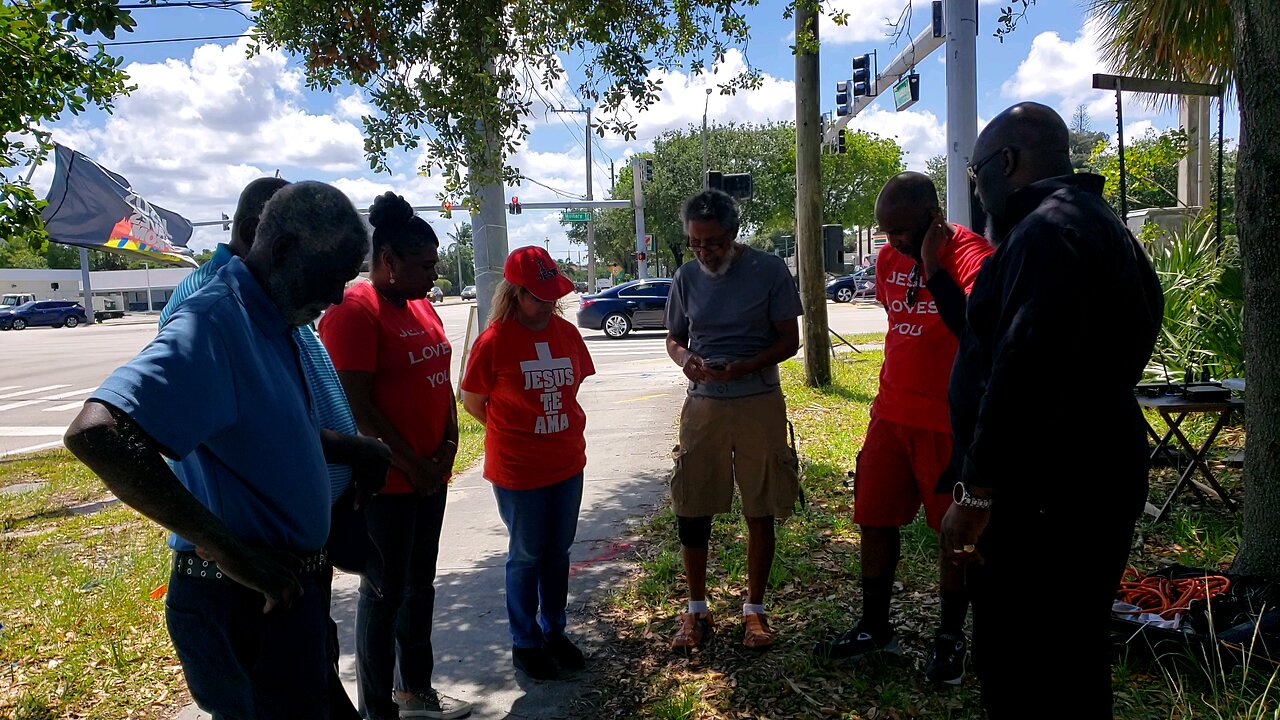 Prayer 🙏 outside 🌳 - West Palm 🌴 Beach ⛱ , Florida