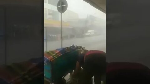 vento e chuva arrasando feira hip de goiania