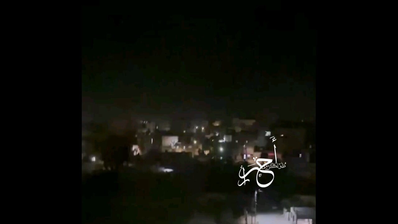 قوات الاحتلال تواصل قصفها للمنزل المحاصر ببلدة دير الغصون شمال طولكرم بقذائف الأنيرجا..