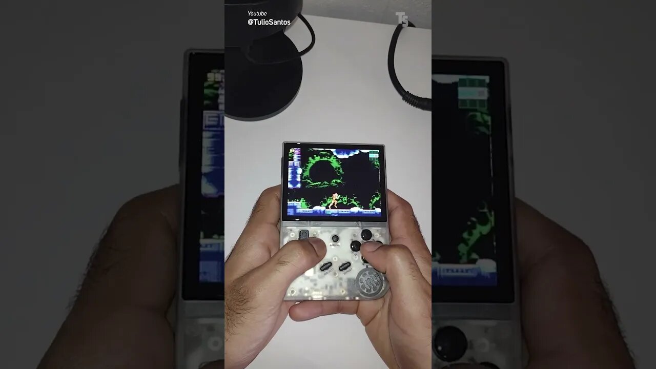 ELE É PEQUENO E PODEROSO! O GAMEBOY CHINÊS QUE RODA ATÉ PS1! RG35XX #shorts