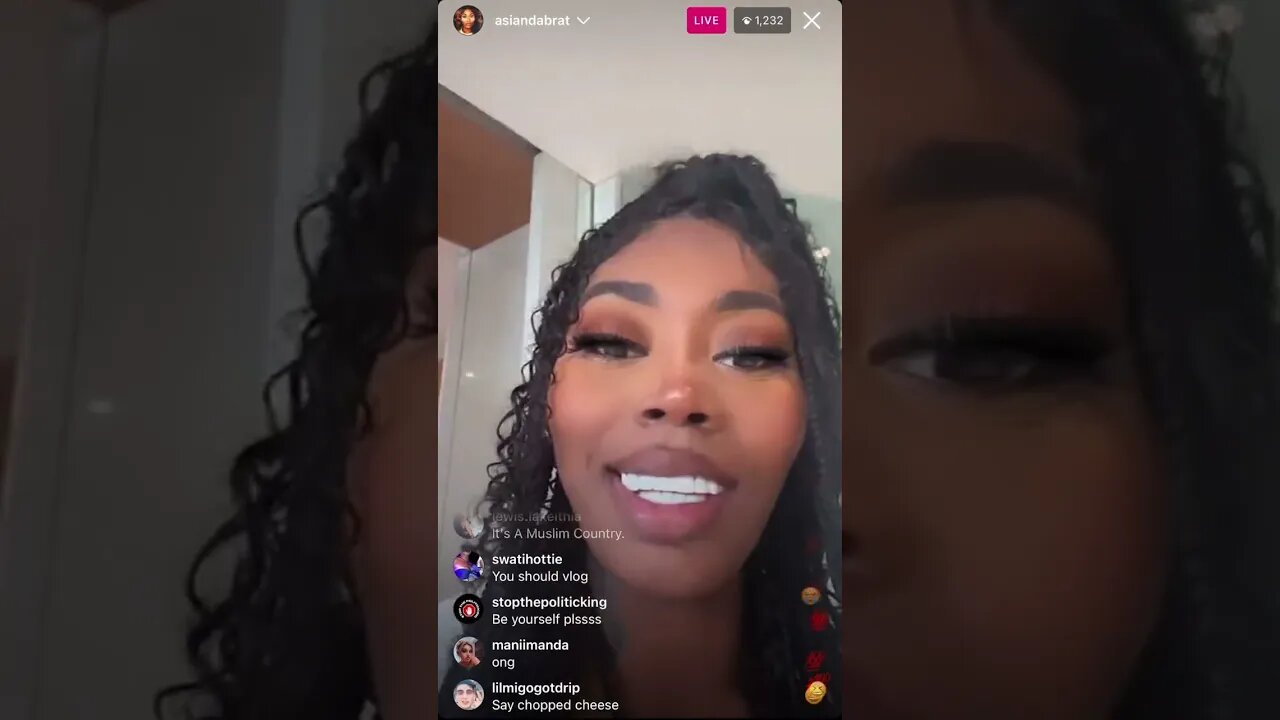 ASAIN DOLL IG LIVE : Asian Doll In Dubai & Bop Uzi, Does Makeup & Ready To Strap Up There (28-01-23)