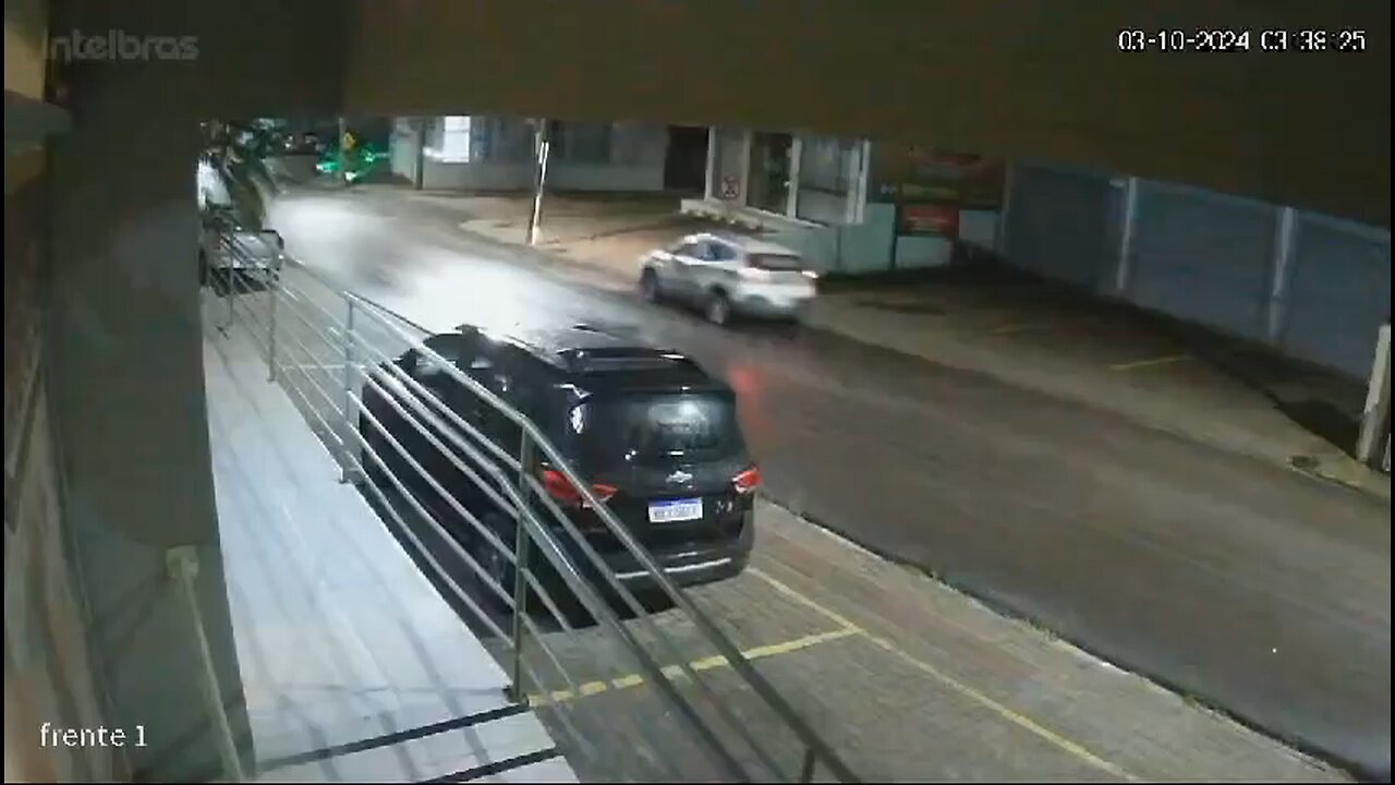 Policial sofre mal súbito e viatura colide em poste em Rio do Sul