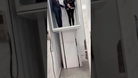 Остановил лифт 2 руками 🙃