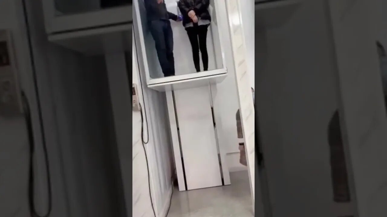 Остановил лифт 2 руками 🙃