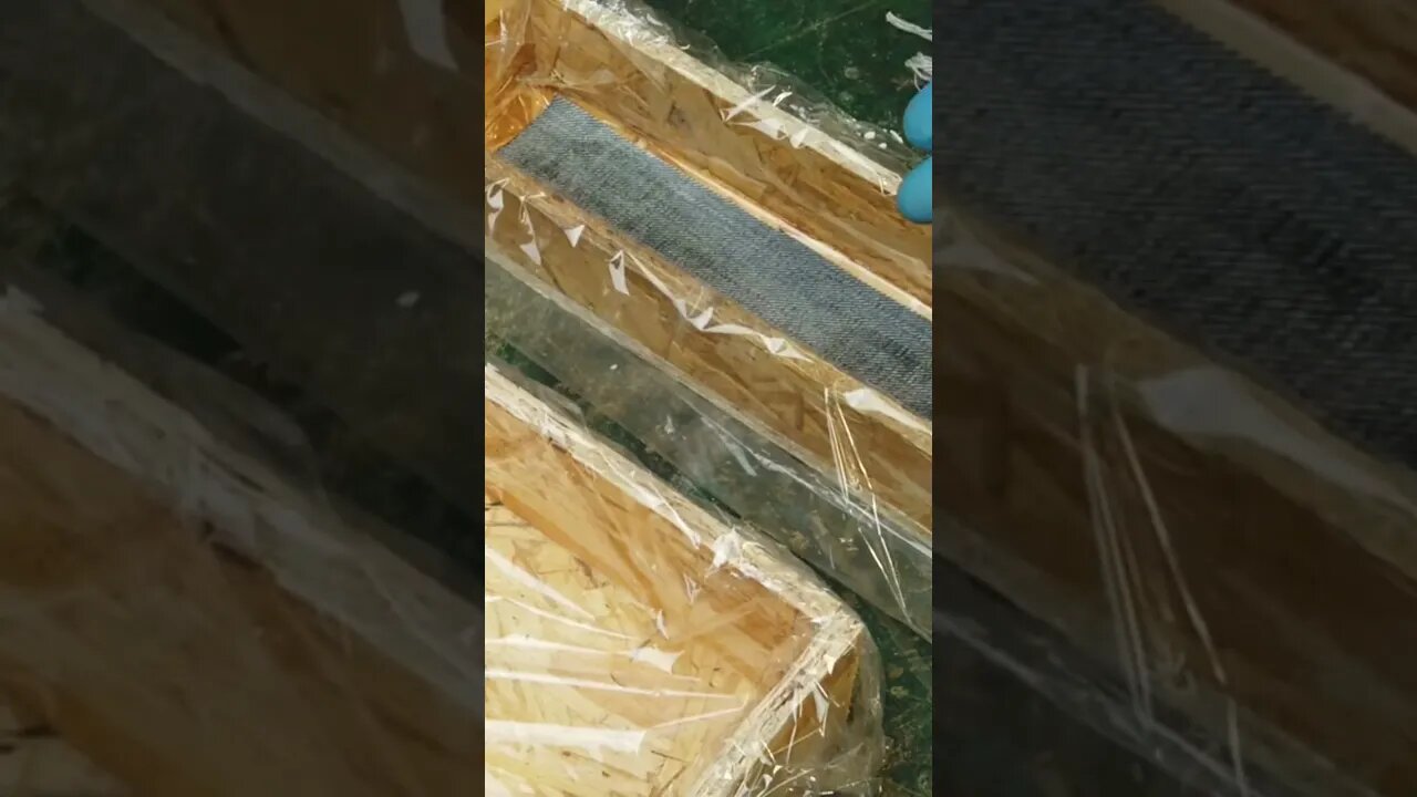 Залил джинсы эпоксидкой, что творит этот парень?