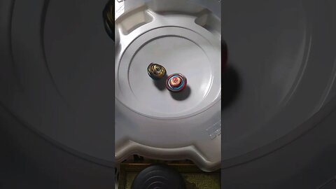 batalha de beyblade fafnir vs spryzen #batalhadebeyblade #beyblade #beybladeburst
