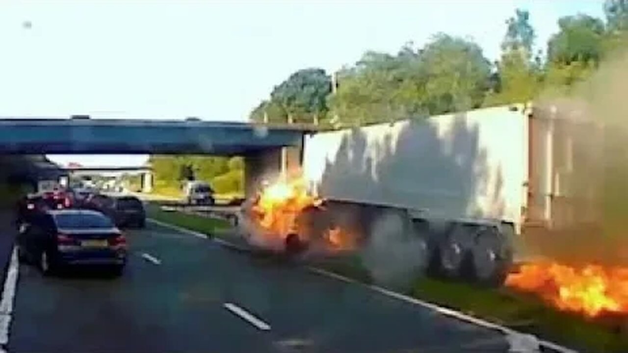 Best Brutal Truck Crashes Compilation USA !