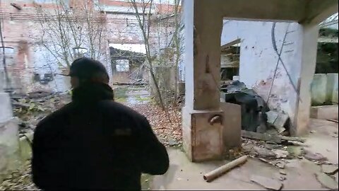 Hier wurde Marmor hergestellt. Wir haben Grabsteine gefunden/ Lost Place