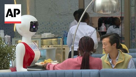 Robot waiters turn heads in Kenya