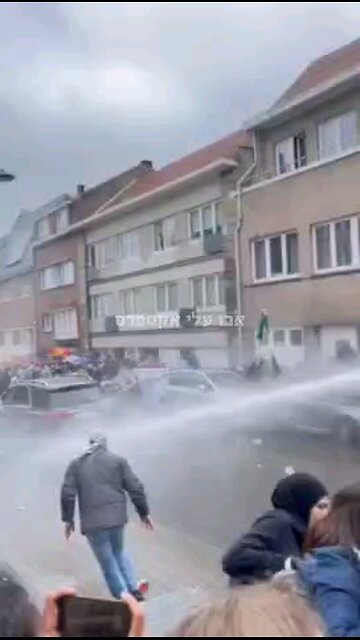 Belgium: Using Water-cannons o. Pro-Palestinian demonstrates. Why can't the US do the same?