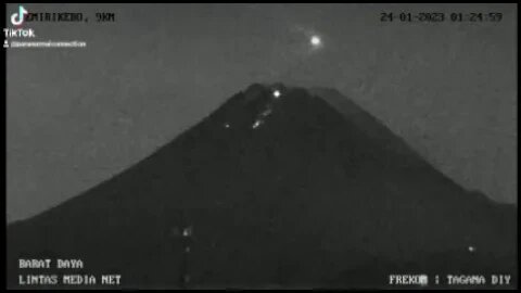 Ufo over Volcano!