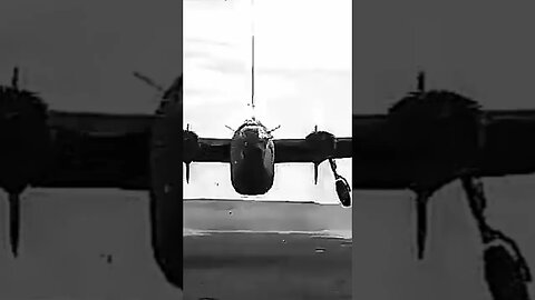 Março de 1943, Norte de África. Um B-24 decolando. #war #guerra #historia