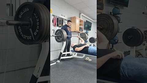 405lbs Raw bench, Crazy 🤪 old man, look! no holes 😆