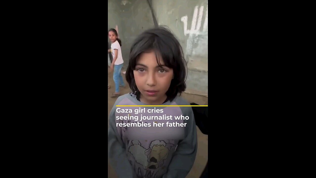 Gaza girl cries seeing journalist who resembles her father π΅πΈπ΅πΈ