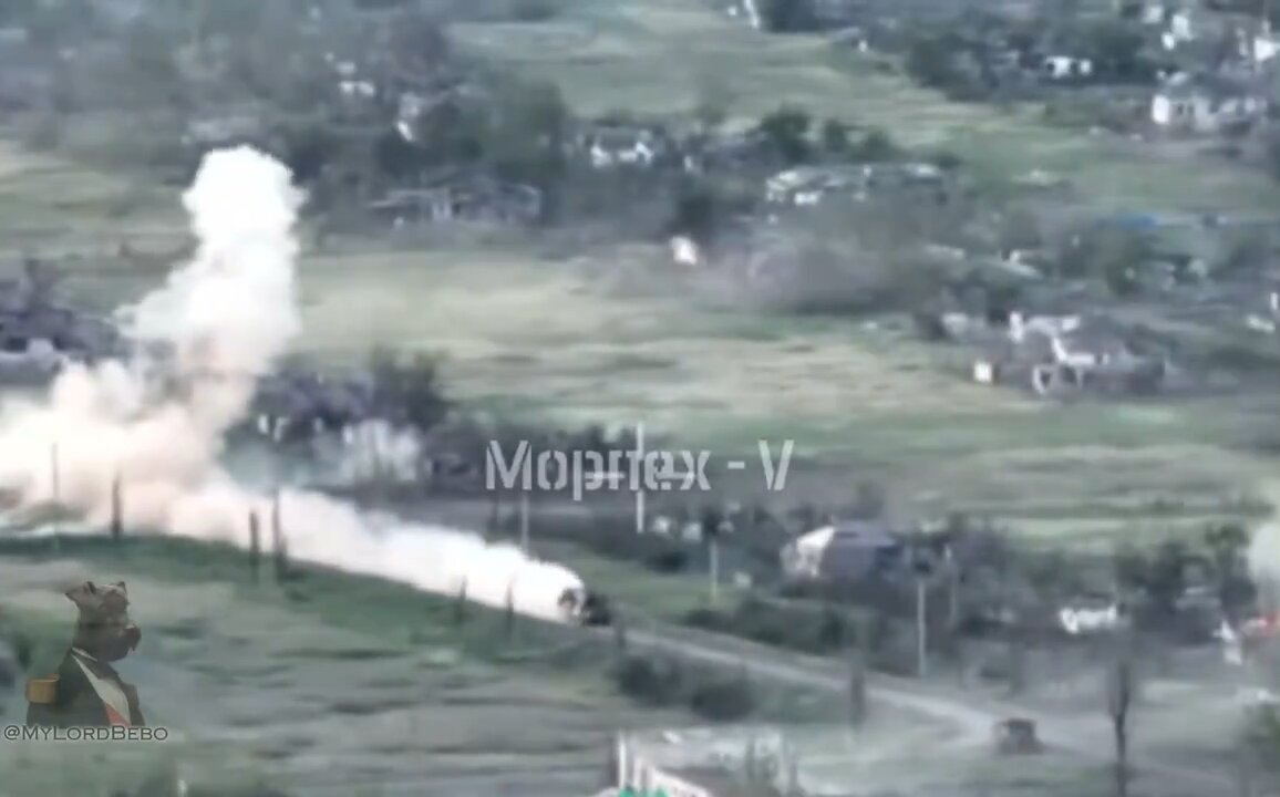 Crazy Footage : Russian BTR-82 speeds forward past RPGs in Urozhaynoe.