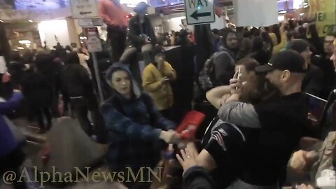 Oct 10 Minnesota 2019 trump rally 1.8 leftist mob surrounds trump supporter and attack him