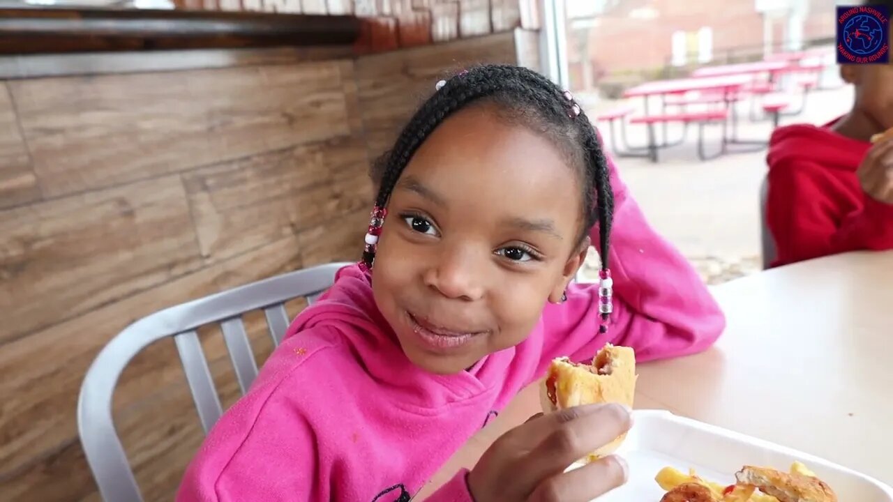 AROUND NASHVILLE - EP: 27 - EATING AT THE COOKOUT W/ THE KIDDOS - THE FOOD IS ALWAYS GOODN HERE!!!
