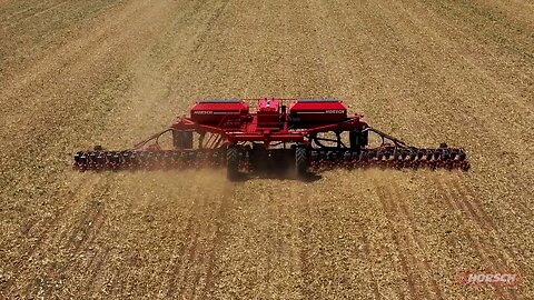 Plantadeira de 24m da HORSCH não tem cabine e operador fica à distância.