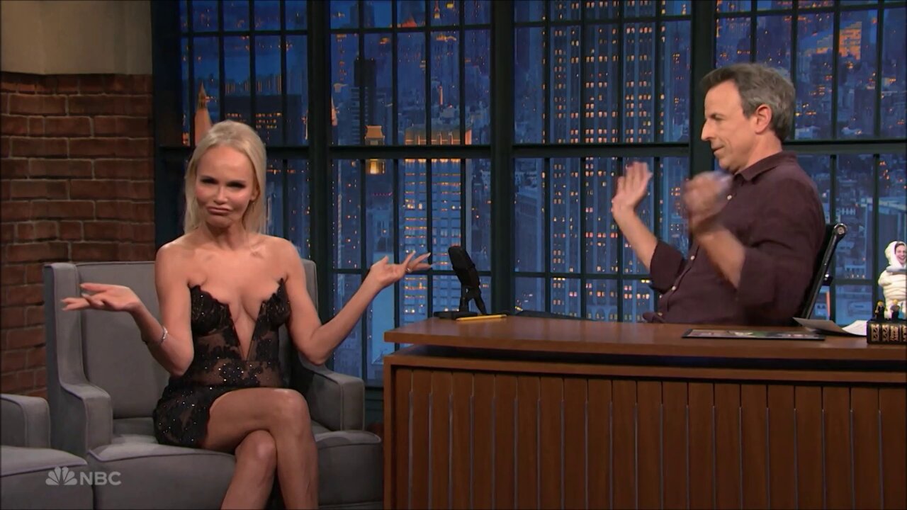 Kristin Chenoweth WOW Legs and Cleavage DAMN