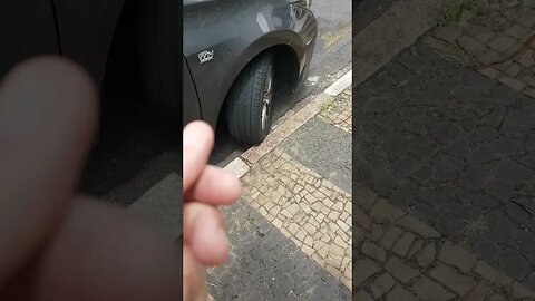 não encoste o pneu quando estaciona seu carro, tá ok ? diminuem a vida útil do pneu
