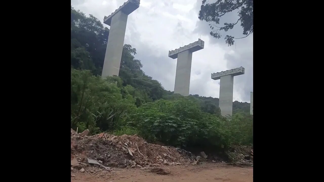 LIXO É JOGADO NA RUA AO LADO DO ESQUELETO DO RODOANEL NORTE COM PIXAÇÕES E LIXO DA OBRA ABANDONAD