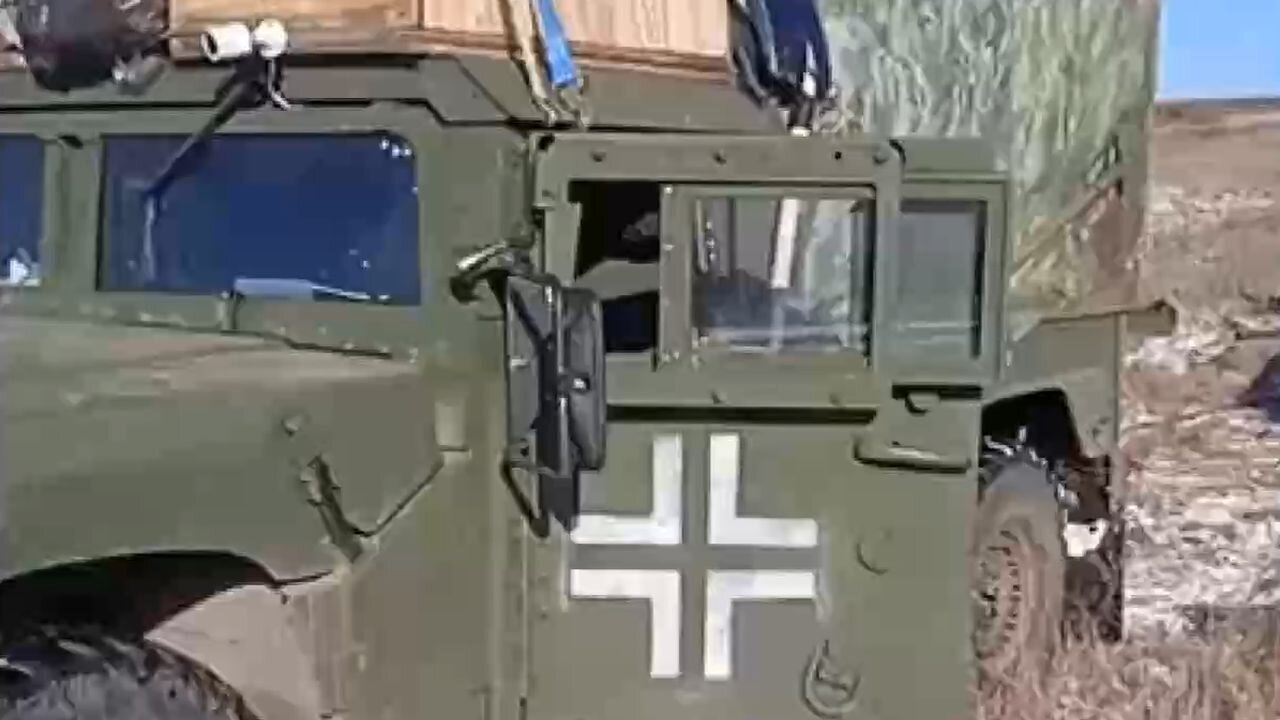 Ukrowehrmacht s namalovaným trámovým křížem Wehrmachtu na americkém Humvee