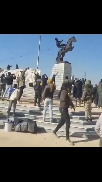 SYRIAN ISLAMIC REBEL GROUP🇸🇾🥷🎠📸TOPPLES STATUE IN ALEPPO, SYRIA🛕🥷💫