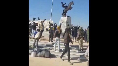 SYRIAN ISLAMIC REBEL GROUP🇸🇾🥷🎠📸TOPPLES STATUE IN ALEPPO, SYRIA🛕🥷💫