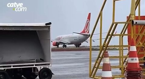 Aviões são arrastados pelo vento em aeroporto no Paraná