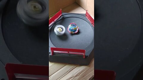 ultimate valkyrie vs raphael #batalhadebeyblade #beyblade #beybladeburst