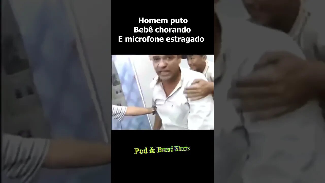 Homem puto, bebê chorando e microfone estragado