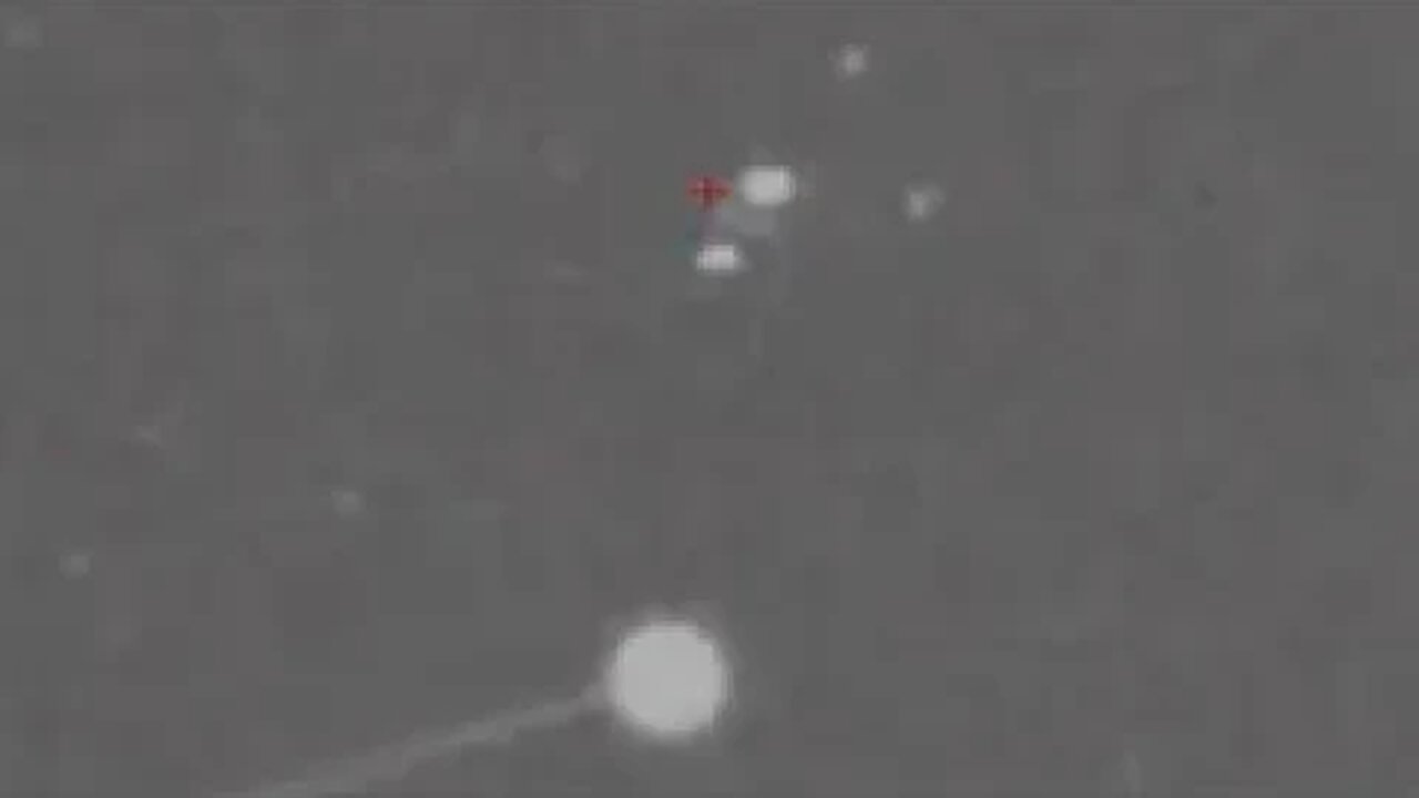 Starlink 2nd/// invisible aircraft close to commercial jet