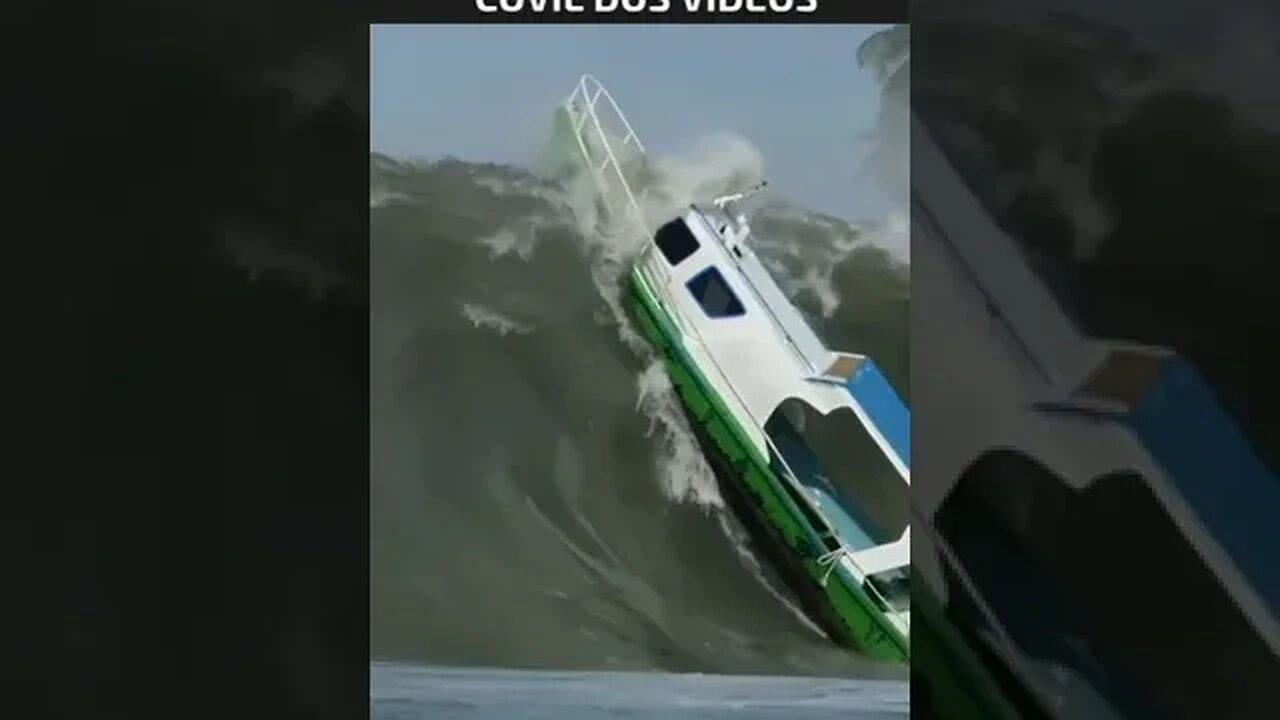 o barco afundou com as ondas gigantes