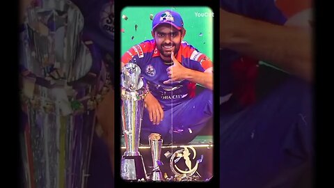 babar azam receiving award