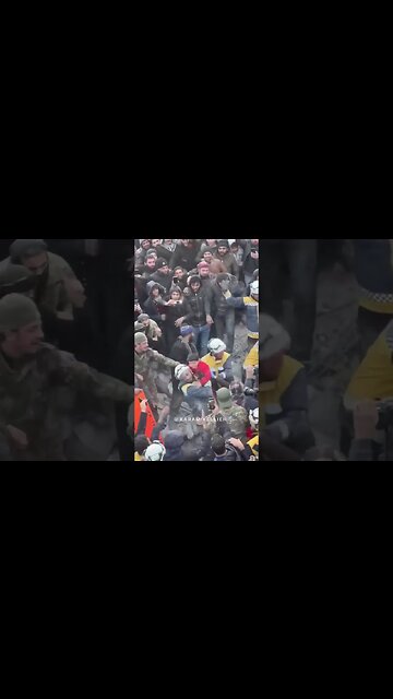 A Defesa Civil da Síria, conseguiu, há pouco, retirar três crianças