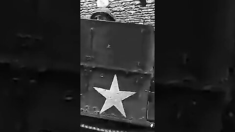 1944, Normandia. Um transportador Universal com a maioria das telas profundas ainda conectadas.