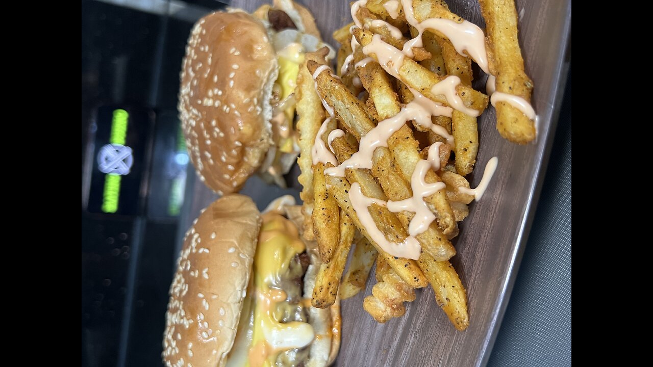 The Perfect Cheeseburgers 🍔 for Super Bowl Party