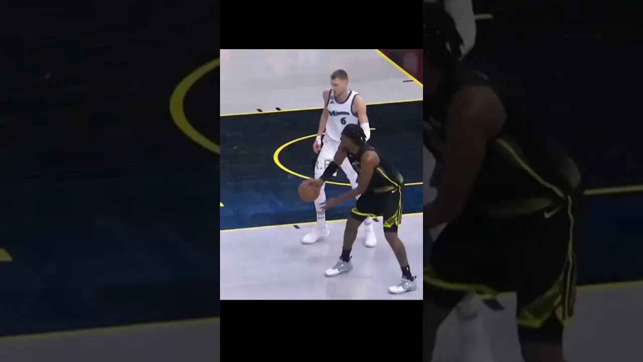 Klay Thompson TREMORS ARENA And Warriors bench with FILTHY POSTER DUNK #slumdunk