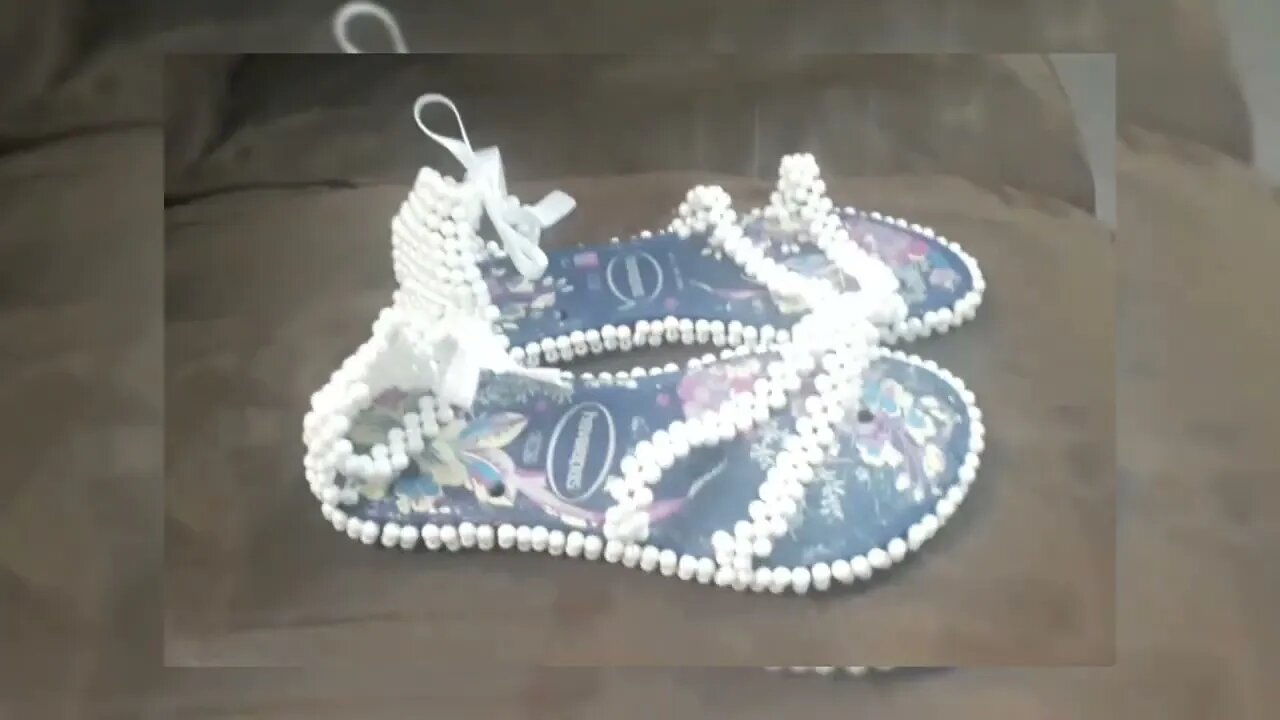 Chinelo decorado com pérolas.