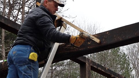 S2 EP28 | WOODWORK | TIMBER FRAME BASICS | FINISH SETTING PURLIN POSTS FOR THE CABIN