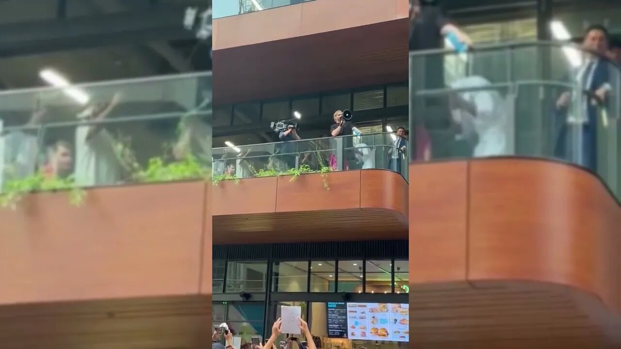 🇦🇺 Aussie fans chant for KSI to take his bandana off 🤣