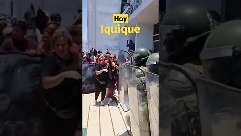 manifestantes intentan ingresar al edificio de Delegación Presidencial en #Iquique #shorts