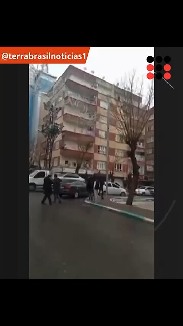 Impressionante: Veja momento exato em que prédio desaba na Turquia após terremoto; ASSISTA AO VÍDEO