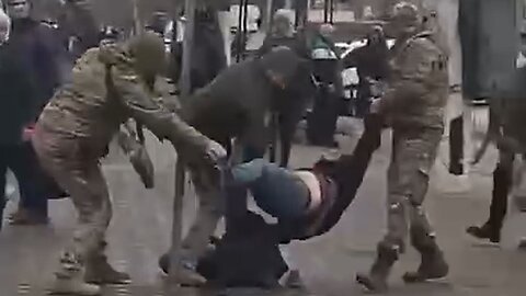 Odvodové komando v Oděse odvléká na frontu muže přímo z ulice a ten se tomu brání!