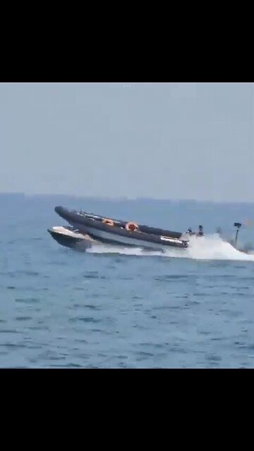 SPANISH POLICE PATROL BOAT🇪🇸👮‍♂️🚤⛴️👮🏻‍♀️RUNS OVER MIGRANT SPEEDBOAT🛗🚤⛴️💫