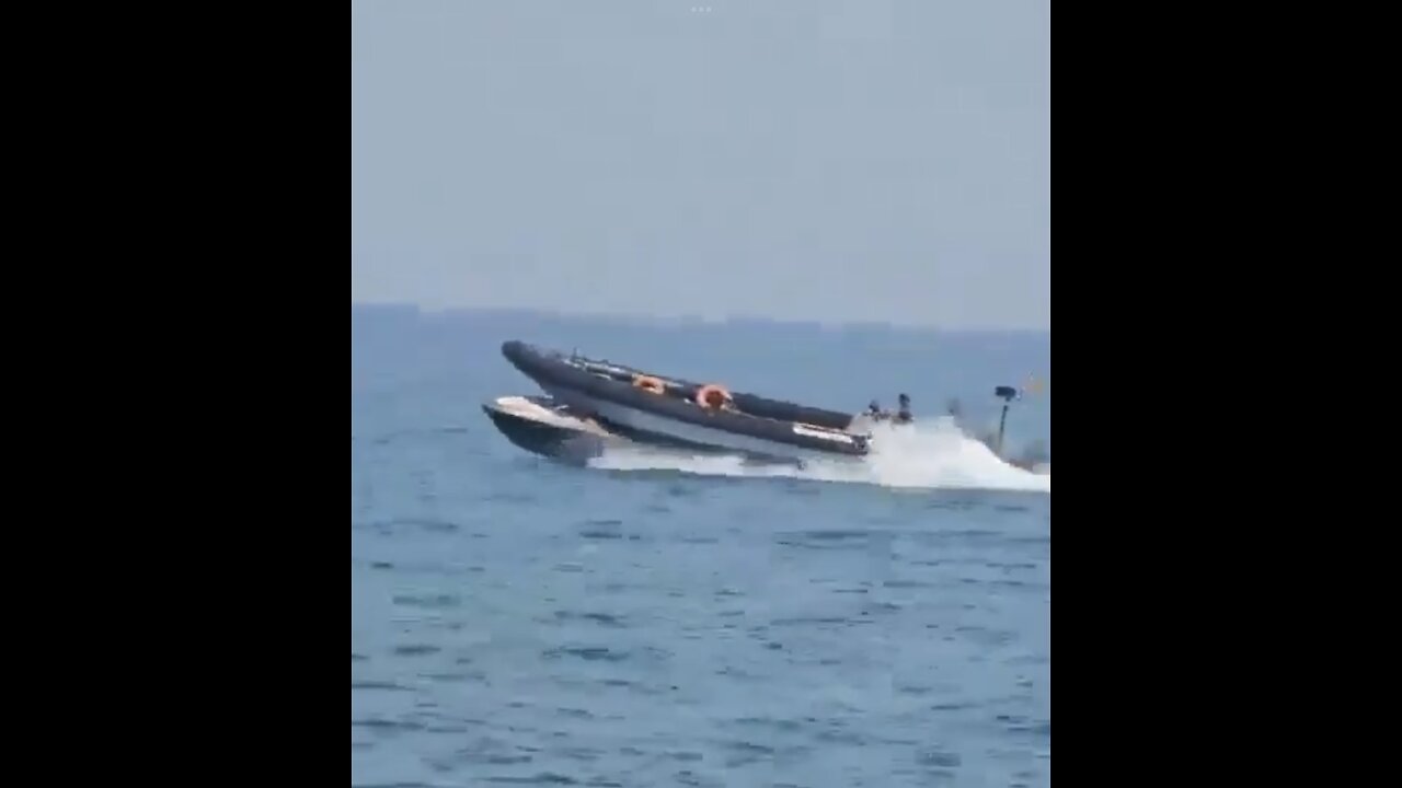 SPANISH POLICE PATROL BOAT🇪🇸👮‍♂️🚤⛴️👮🏻‍♀️RUNS OVER MIGRANT SPEEDBOAT🛗🚤⛴️💫