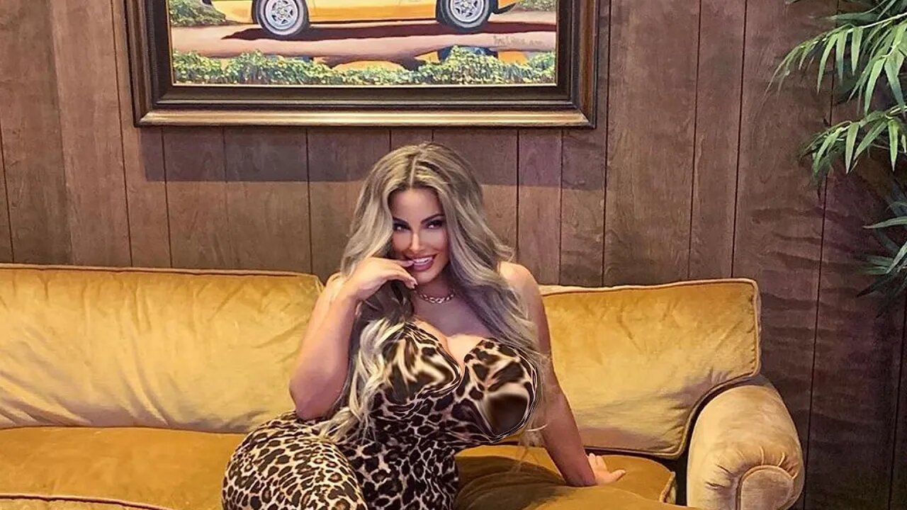 Curvy Model Ashley Alexiss | American Plus Size Model | Biography | Facts - @CurvyInfo